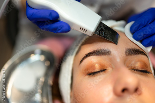 Cuadro en lienzo Facial cleansing procedure with ultrasonic scrubber