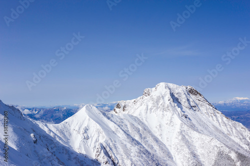 積雪した八ヶ岳連峰 阿弥陀岳 © Hachimitsu