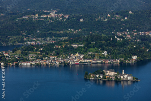 イタリア、オルタ湖、サン・ジューリオ島とオルタ旧市街