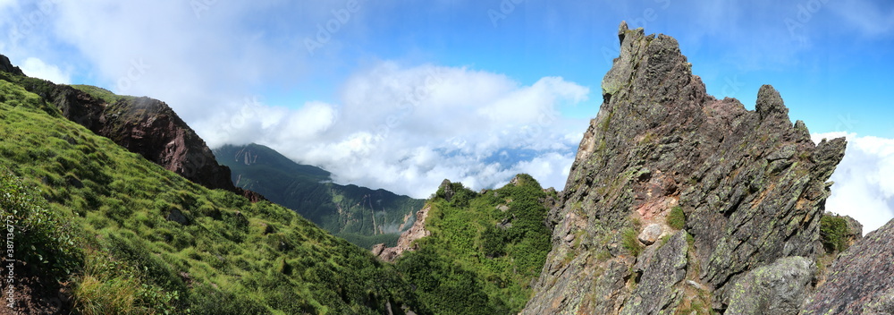 日本百名山「日光白根山」頂上の岩稜帯 (パノラマ)