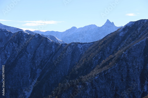 北アルプス燕岳への道 初冠雪 合戦尾根登山道から 槍ヶ岳を仰ぎ見る