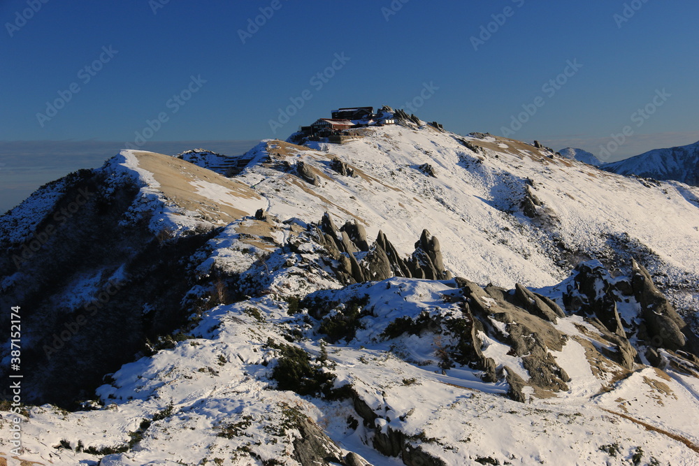 北アルプス燕岳から　夕陽に映える初冠雪の表銀座コース　燕山荘を望む