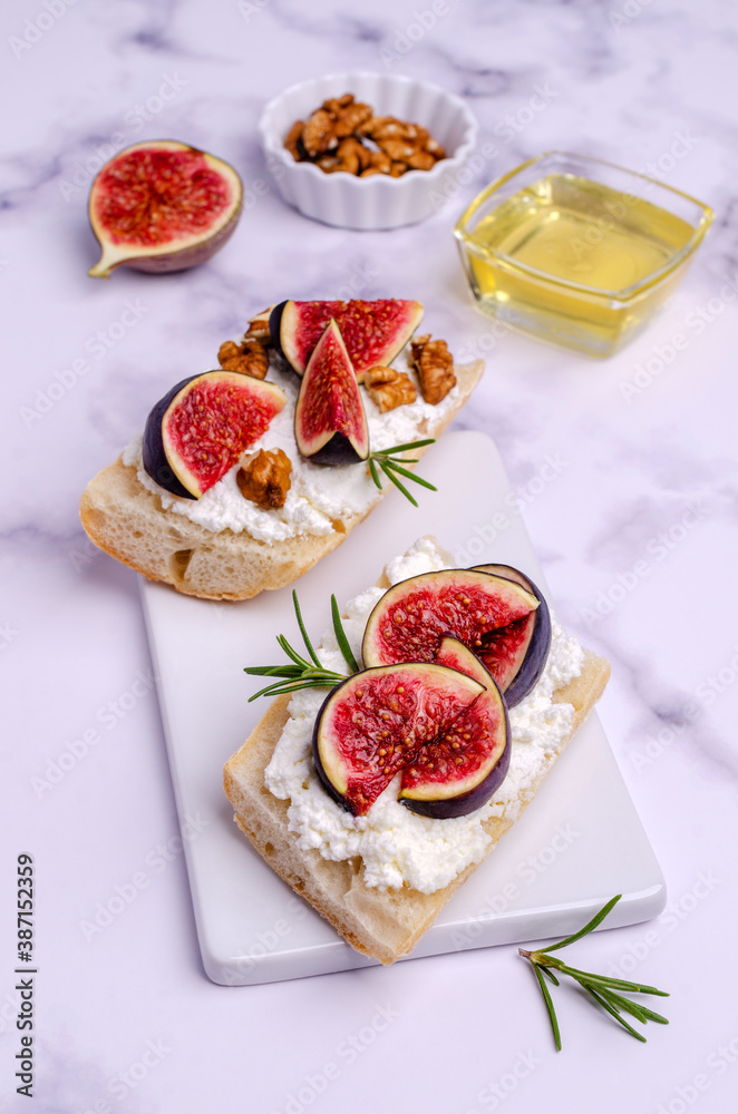 Sandwich with white cream, figs and honey