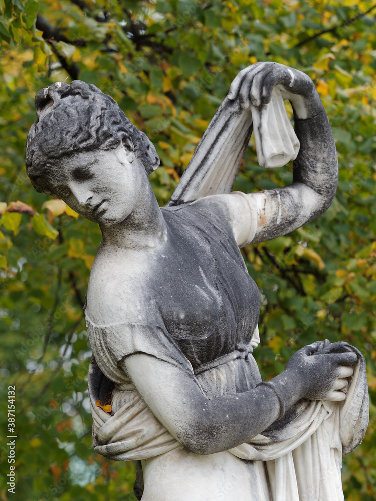 Frauenstatue im Schlosspark Stuttgart Frauenstatue im Schlosspark Stuttgart