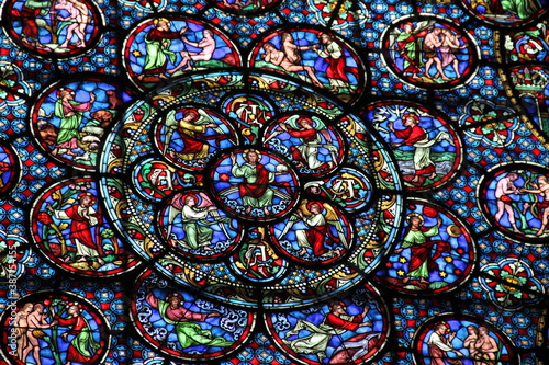 Vitraux colorés cathédrale de Dijon 
