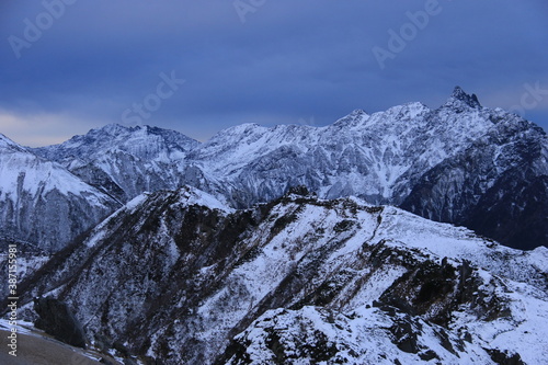 北アルプス燕岳 冬の朝 燕山荘からの風景 初冠雪の凍る表銀座コース 槍穂高連峰遠景