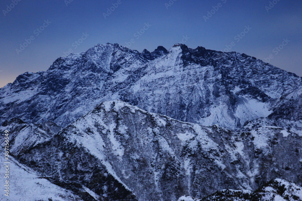 	北アルプス燕岳　冬の朝　燕山荘からの風景　初冠雪の凍る穂高連峰遠景