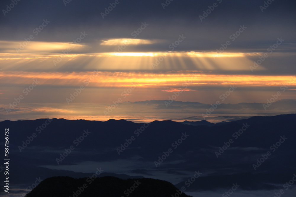 北アルプスの朝　燕岳からの風景　朝焼けと雲海と光芒