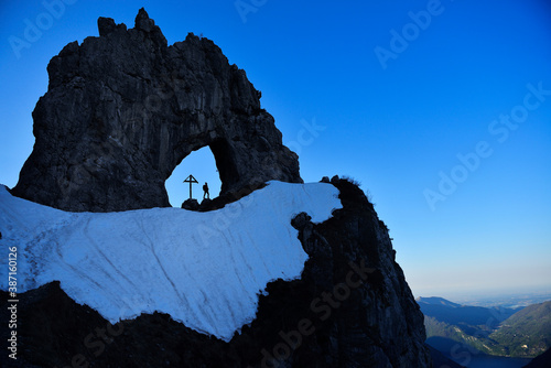paesaggio montano con alpinista