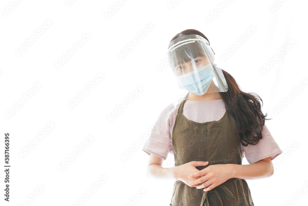 フェイスシールドを装着したカフェスタッフ