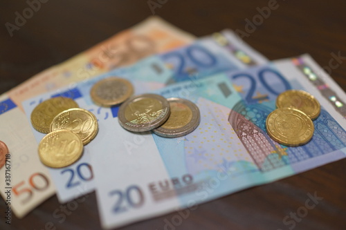 ユーロ紙幣とコイン