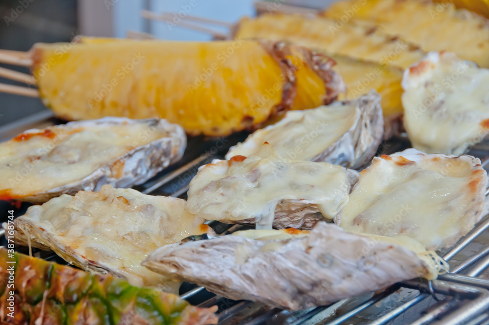 Φωτογραφία Naturally wild catched cheesy grilled giant oyster in local fisherman village in