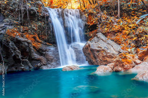 Fototapeta Naklejka Na Ścianę i Meble -  Te Lor Su Waterfall in beautiful nature in Umphang National Park, Thailand