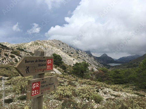 direction indicator GR 221, Font des Noguer Cúber, Majorca, Spain, pedestrian walkways, with lake Embassament de Cúber