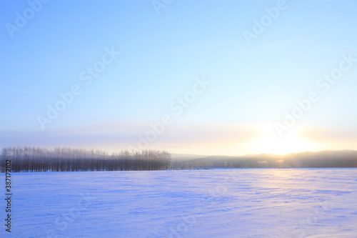 雪原の日の出 © Paylessimages