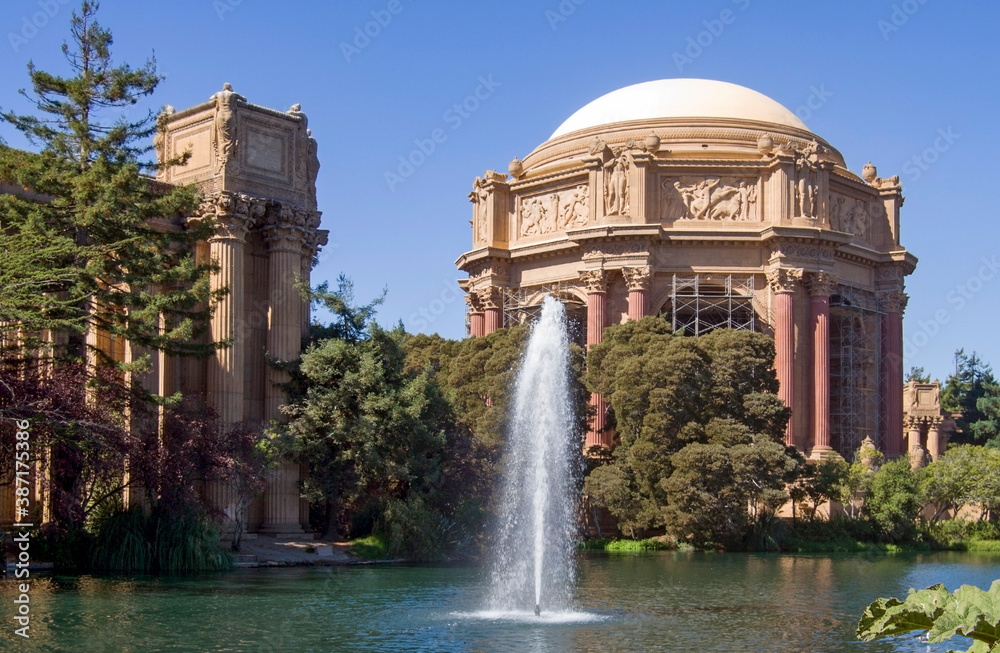 Obraz premium San Francisco tourist attraction with fountain under blue sky.