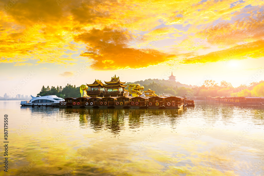 Fototapeta premium West Lake Cruise and beautiful sky cloud in Hangzhou at sunrise.