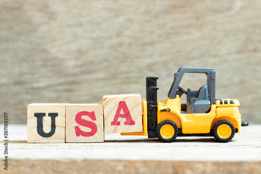 Φωτογραφία Toy forklift hold letter block A to complete word USA (United states of America)
