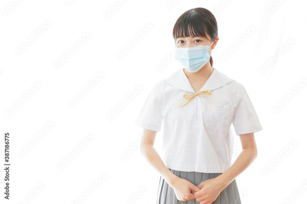 マスクをした若い女子学生