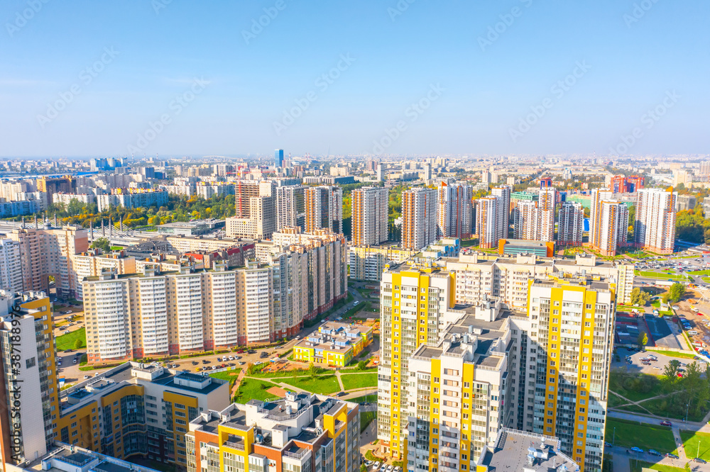 Naklejka premium Panoramic aerial view of the city with multi-storey residential buildings and highways.