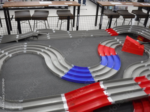 店頭で作られたコースをミニ四駆が走る　～Mini 4WD runs on the course made at the store