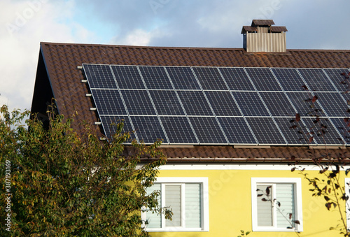 Obraz na płótnie Solar panels on the roof of house. w salonie