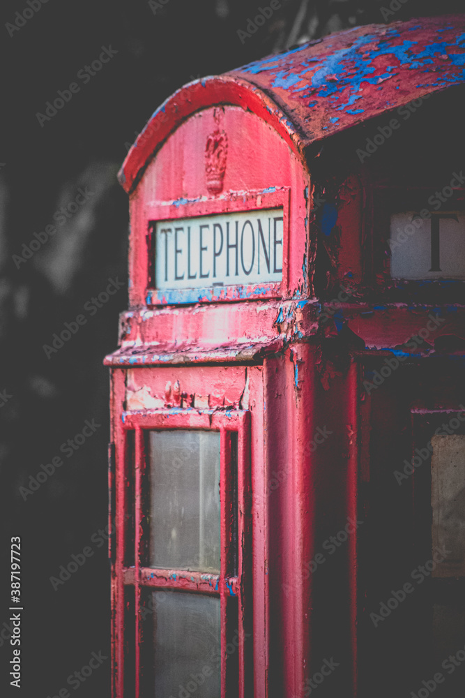 Fototapeta premium red telephone box