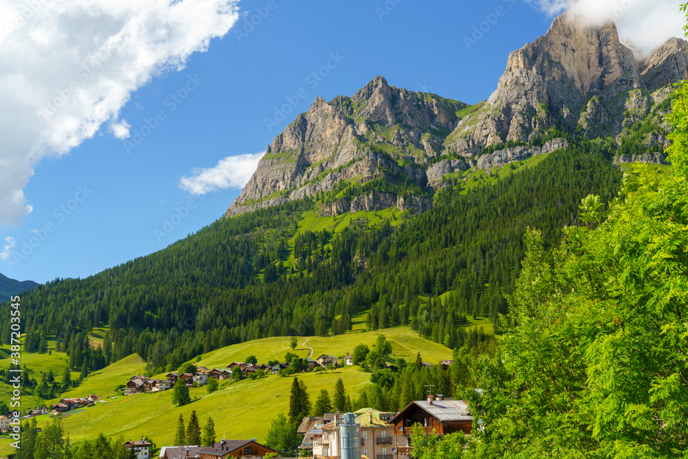 Obraz premium Mountain landscape along the road to Forcella Staulanza at Selva di Cadore, Dolomites