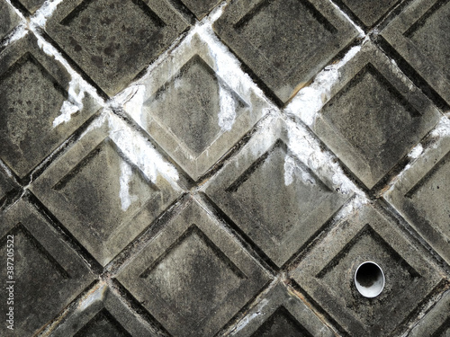 山斜面のコンクリートから滲み出た石灰物質