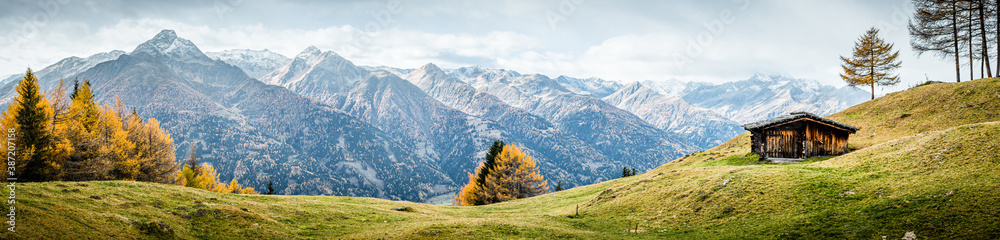 Kleine Almhütte im Herbst in den Alpen