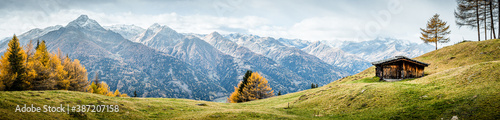 Kleine Almhütte im Herbst in den Alpen