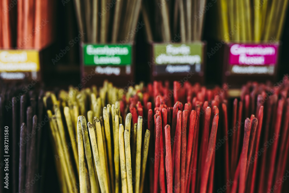 Bâtonnets d'encens colorés avec divers parfums Bâtonnets d'encens colorés avec divers parfums