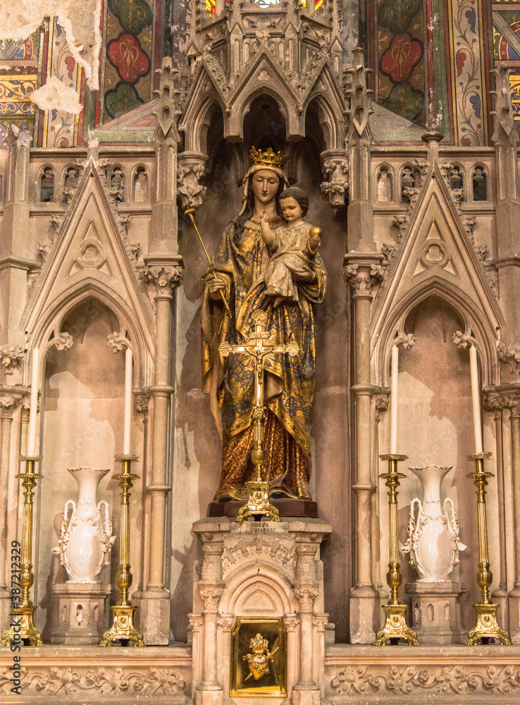 Autel et statue de Vierge à l'Enfant dans l'église de Mirepoix, France
