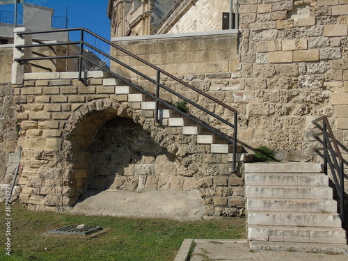 Scalinata antica che sale sulla muraglia di fronte il lungomare nella citt   di Bari. Sud Europa