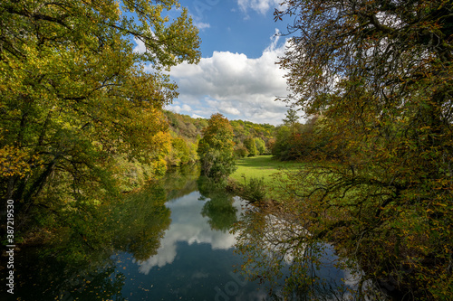 décors de campagne avec un champ verdoyant et une rivière tranquille © Olivier Tabary