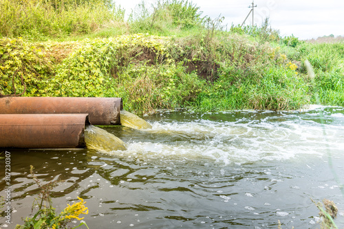Canvas Print water flows out of the drain/Ecology