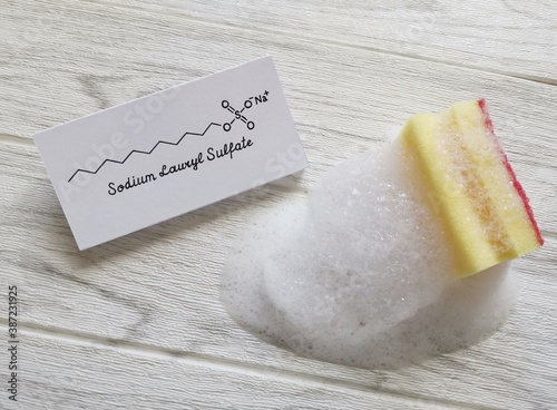 Fotografie Structural chemical formula of sodium lauryl sulfate with foam and bubbles