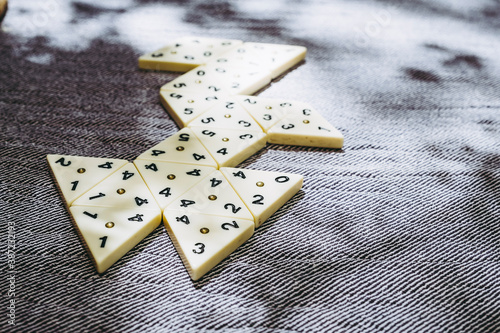 Jeu de stratégie avec des pièces en forme de triangle et des chiffres à aligner photo