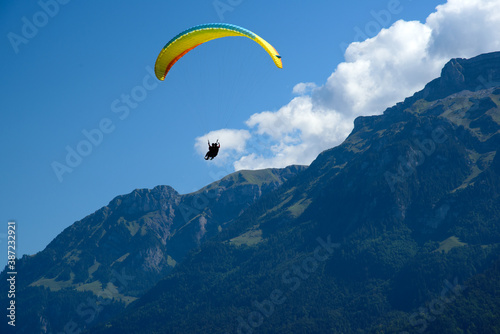 Tandemflug mit Gleitschirm in den Bergen / Interlaken Schweiz / Alpen