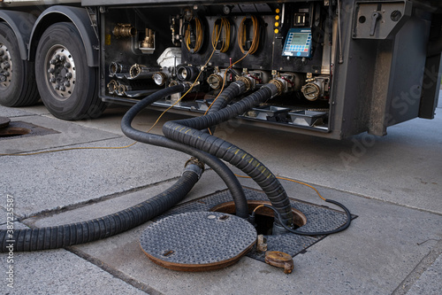  tank truck fills the tanks of a filling station via hoses