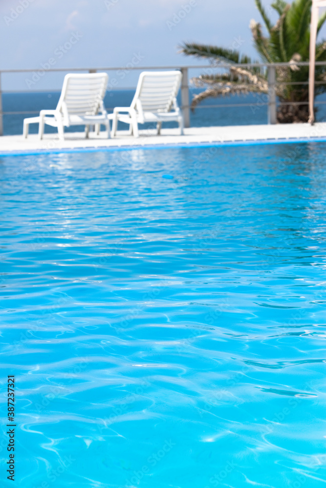 Obraz premium プールサイドに置かれたサマーベッド