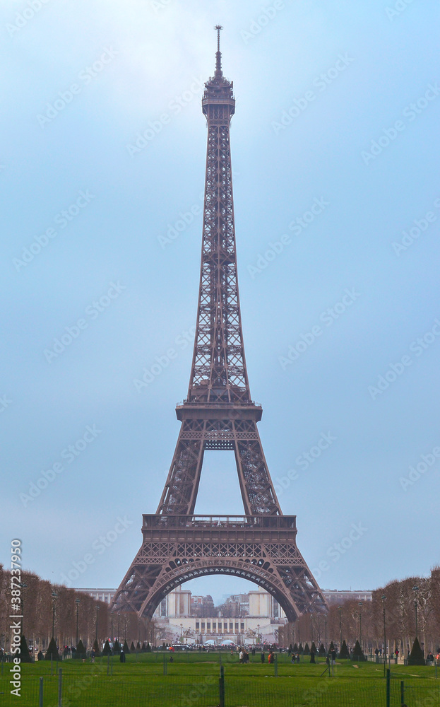 Obraz premium View on the Eiffel tower from park