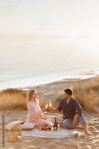 couple drinking champagne on the beach © Anna