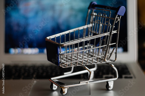 Obraz na plátně carro de supermercado  sobre computadora para representar la compra online  cor