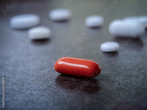 Cuadro en lienzo Red capsule with white pills in background