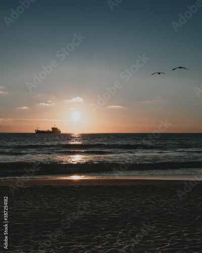 Schiff im Sonnenuntergang