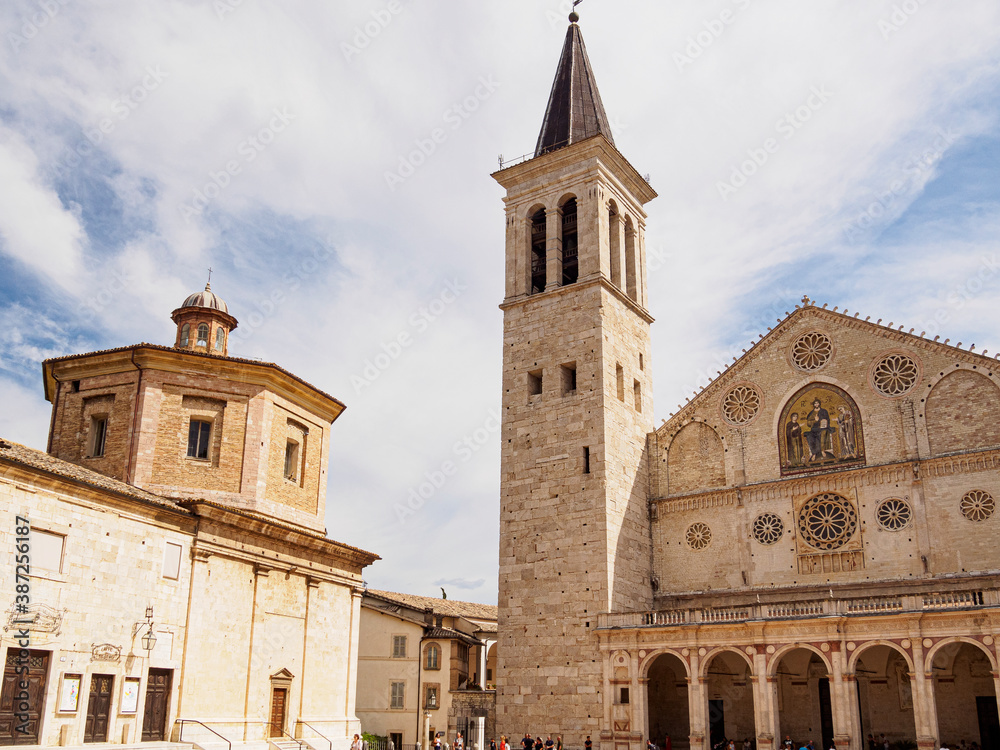 Vistas de la catedral de Santa María Assunta en Spoleto, Italia, verano de 2019.
