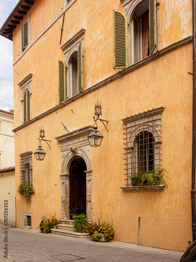 Fachada con entrada antigua con columnas en un edificio en Spoleto, Italia, verano de 2019.