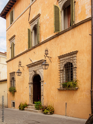 Fachada con entrada antigua con columnas en un edificio en Spoleto  Italia  verano de 2019.