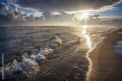 An der Küste von Bansin auf Usedom zum Sonnenaufgang bei dramatischen Wolken
